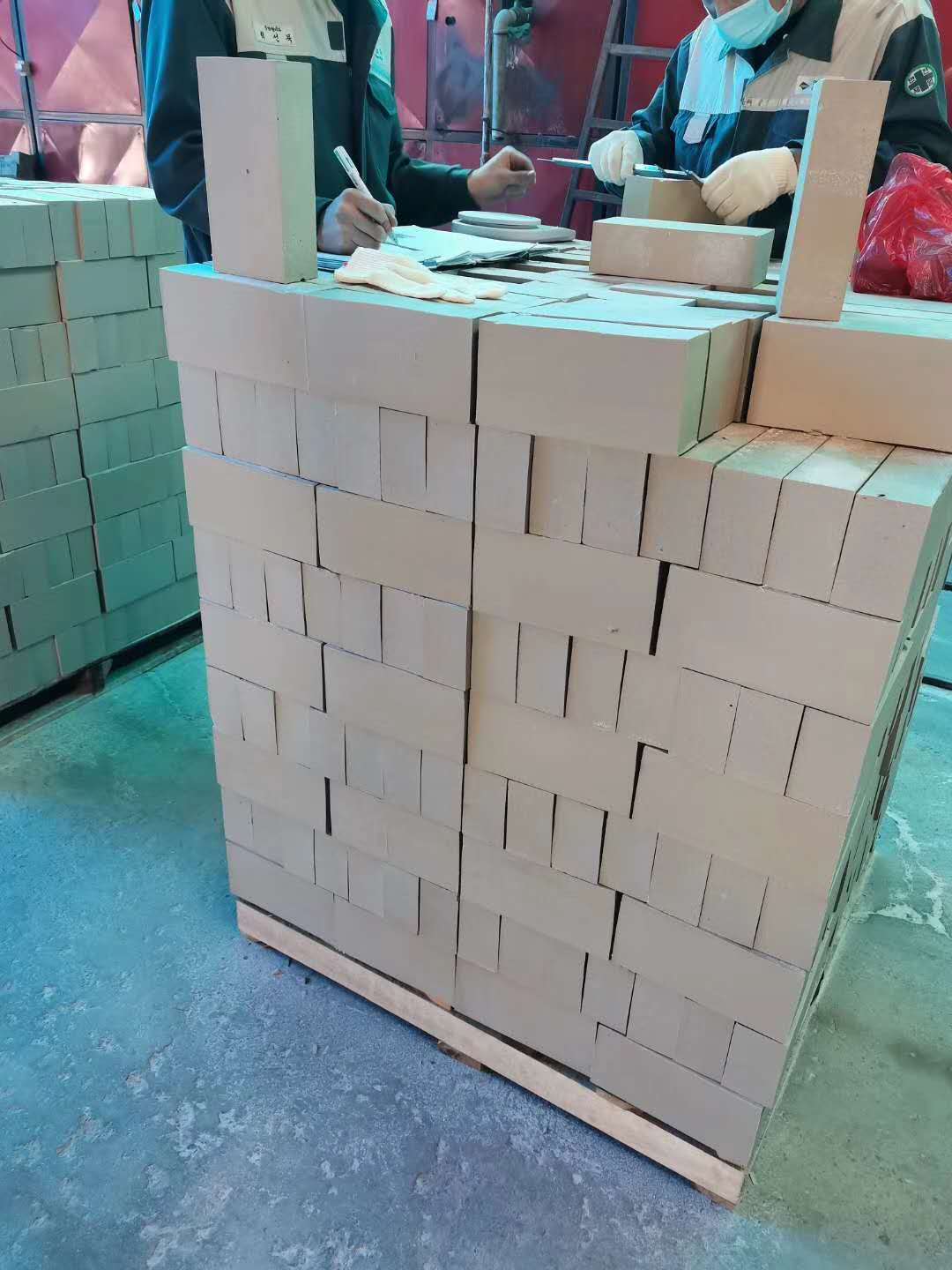 65厚耐酸磚今年處于一直是缺貨狀態(tài)，而且價(jià)格高，那么為什么會(huì)出現(xiàn)這種情況